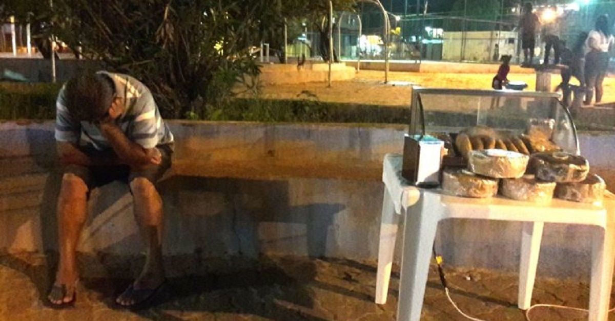La foto del uomo triste pubblicata su internet gli cambia la vita