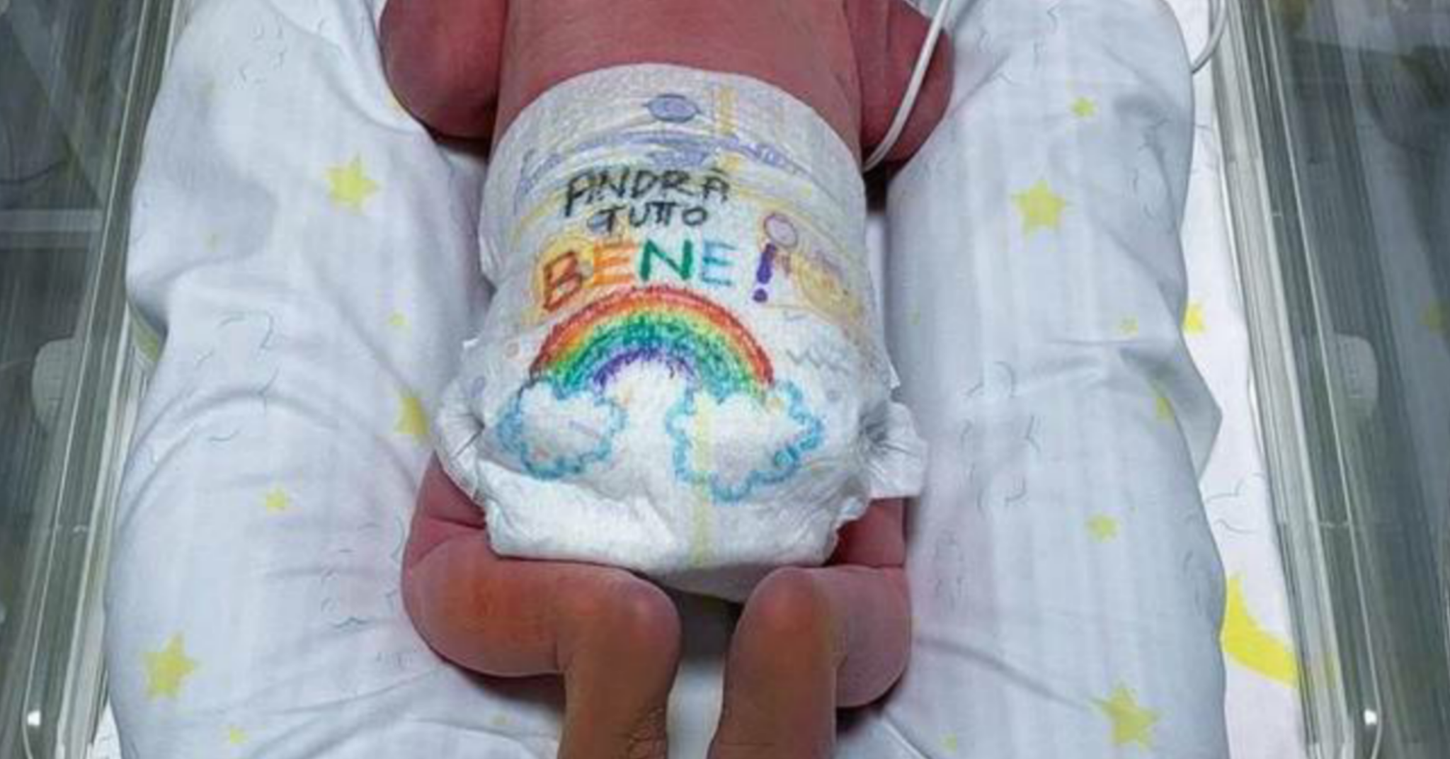 Coronavirus, il neonato con il pannolino arcobaleno