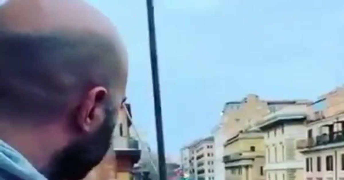 Roma, flash mob. Giuliano Sangiorgi incanta tutti con una canzone di Pino Daniele