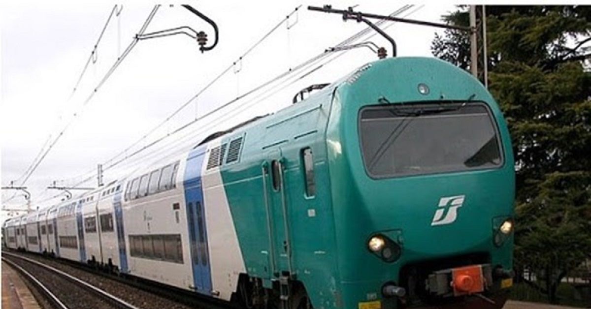 Papà scende dal treno e il mezzo riparte con sua figlia a bordo