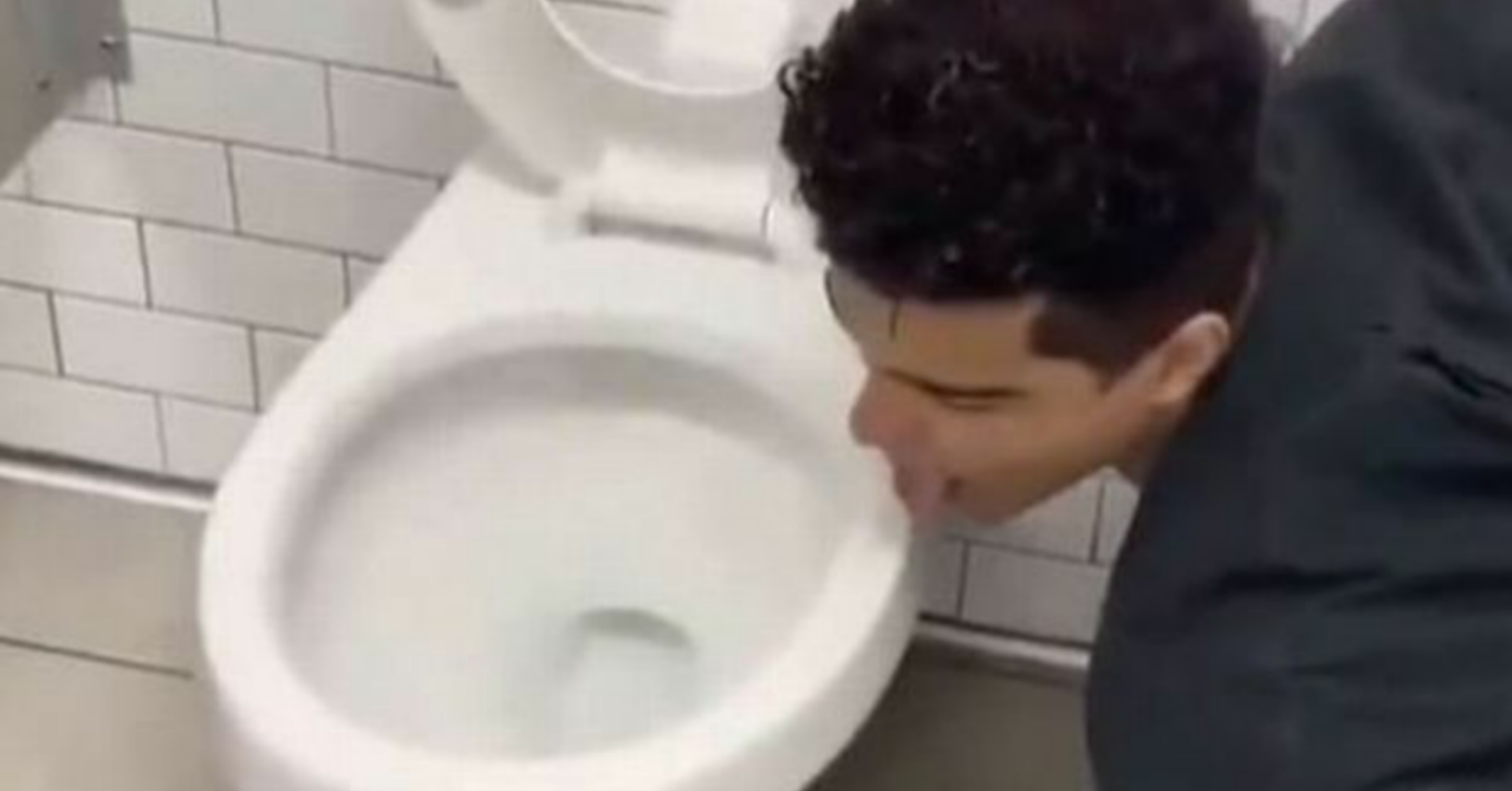 Coronavirus: positivo il ragazzo che aveva leccato il water di un bagno pubblico su Tik-Tok