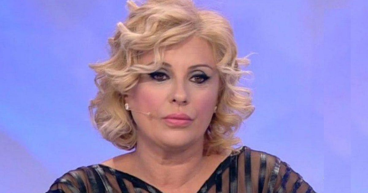 Uomini e Donne Trono Over: Tina Cipollari attacca una persona nel pubblico: “cacciatelo via”