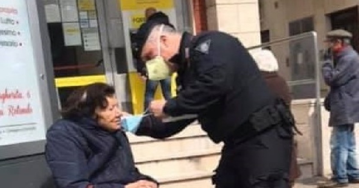 San Giovanni Rotondo: la foto del Carabiniere che mette la mascherina ad un’anziana signora