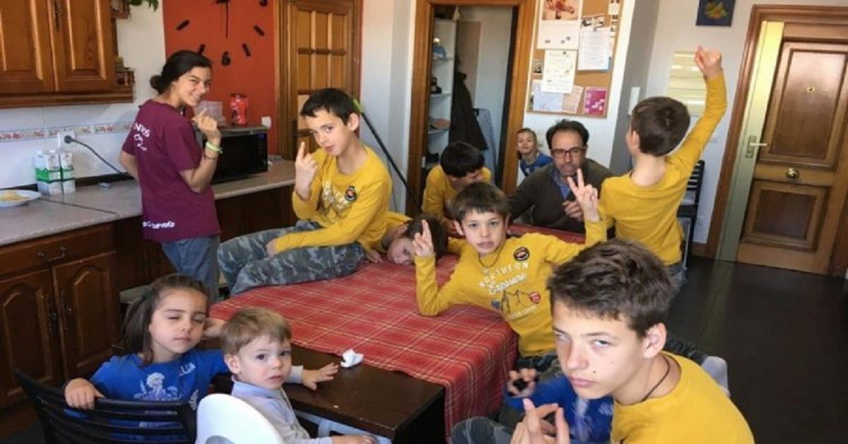 Genitori e 11 figli, positivi al coronavirus, ecco come lo combattono