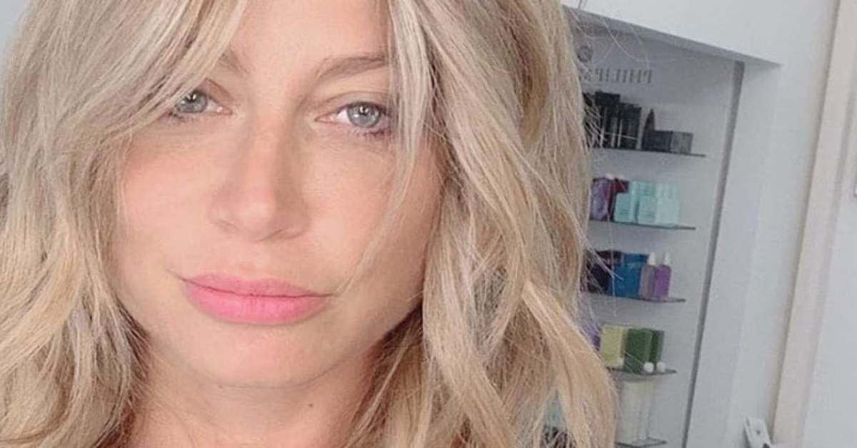 Maddalena Corvaglia passa l’aspirapolvere su instagram e scivola