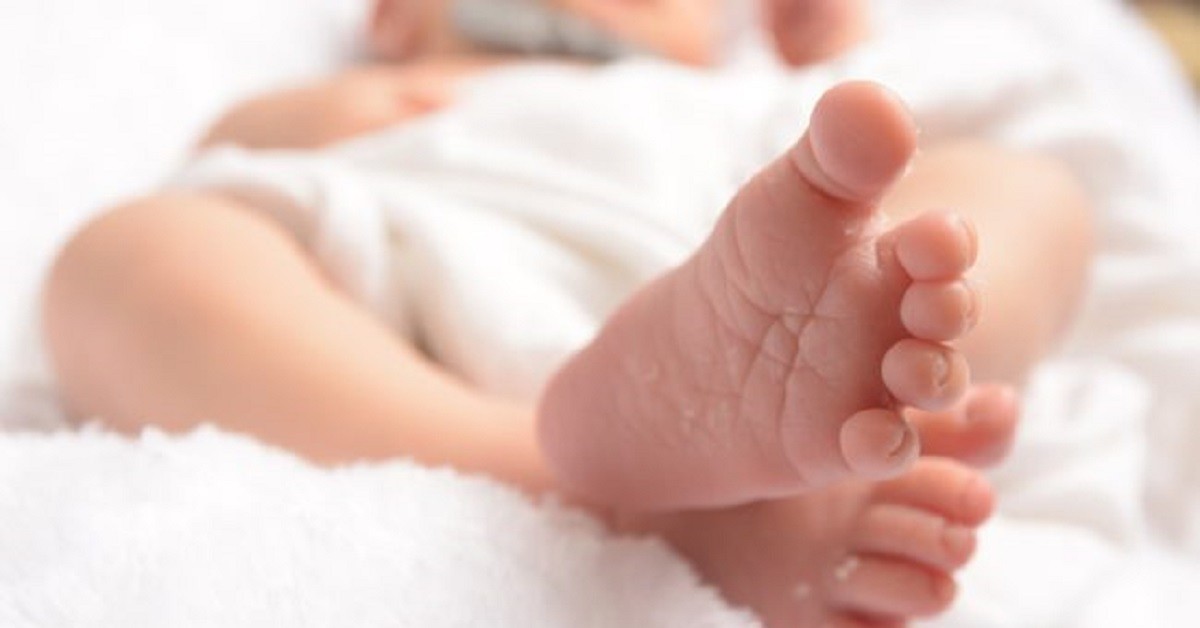 Latina, neonata portata in ospedale: lividi e costole rotte