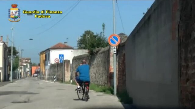 Padova uomo si finge cieco invece va in bici ed in giro con il suo cane 1