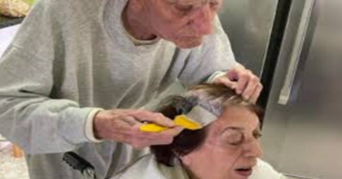 Coronavirus, il marito tinge i capelli alla moglie alla tenera età di 92 anni