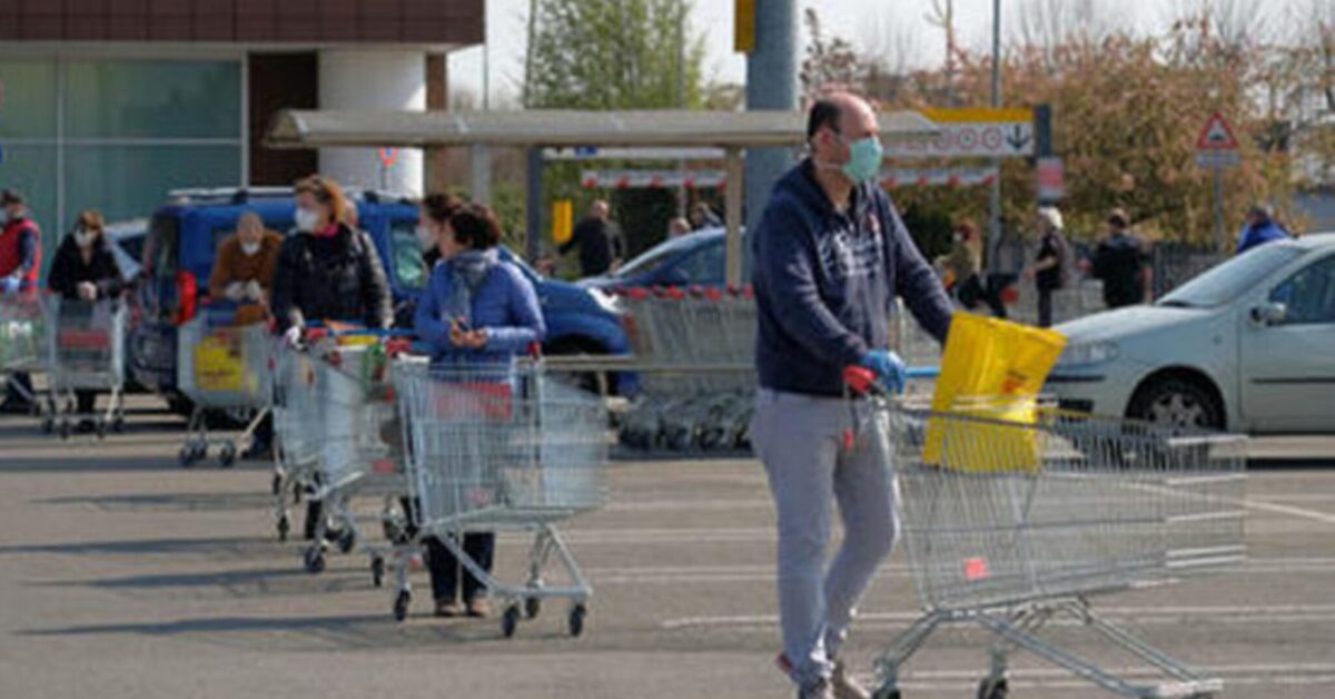 Coronavirus, un operatore sanitario fa la spesa e salta la fila, la gente lo riempie di insulti