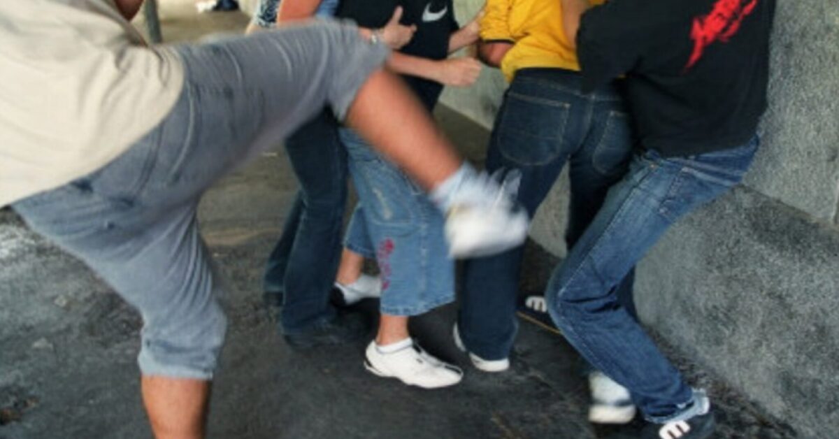 Coronavirus, baby gang aggredisce e picchia un volontario che consegna farmaci