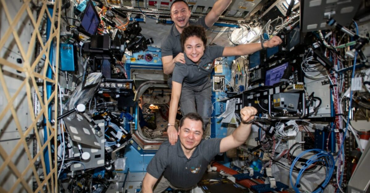 Dopo sei mesi sono tornati i tre astronauti: “La Terra sembra un altro pianeta”