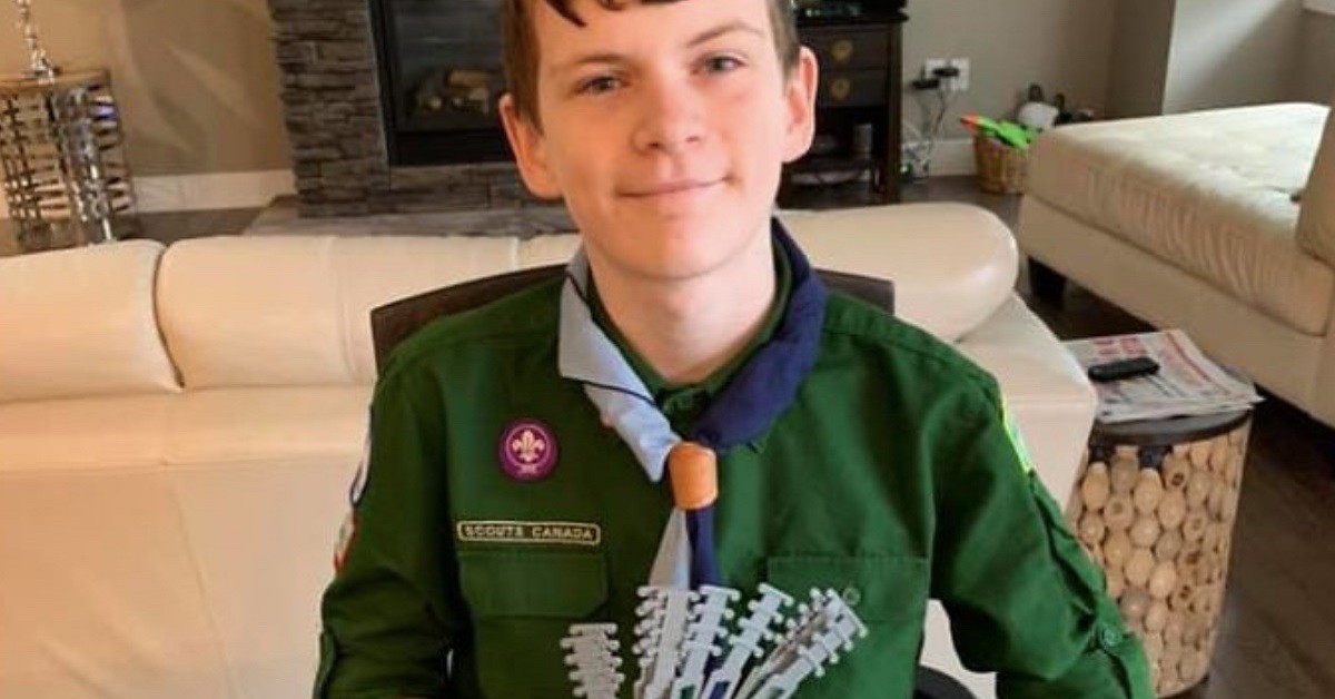 Boy scout aiuta il personale sanitario dell’ospedale a non soffrire più per le mascherine indossate tutto il giorno