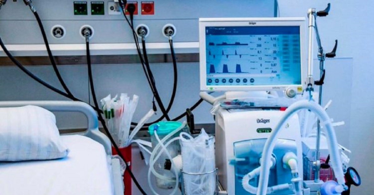 Rinuncia al respiratore per salvare un paziente più giovane.