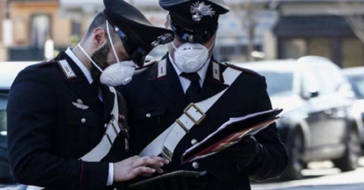 Bologna, fermata e multata una donna nel parco mentre prendeva il sole in topless