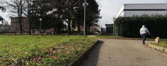 donna porta il cane in un'area verde chiusa multata 2