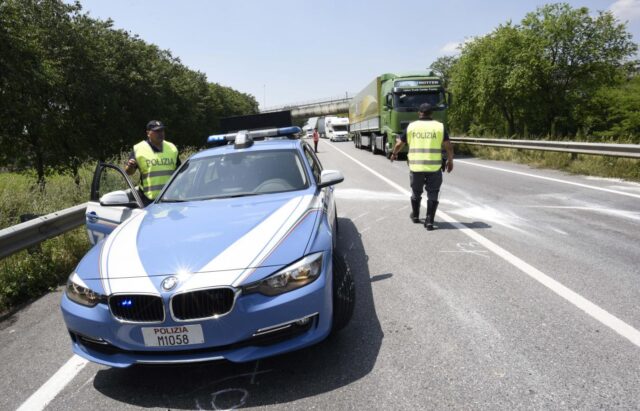 famiglia ferma in autogrill la scoperta degli agenti