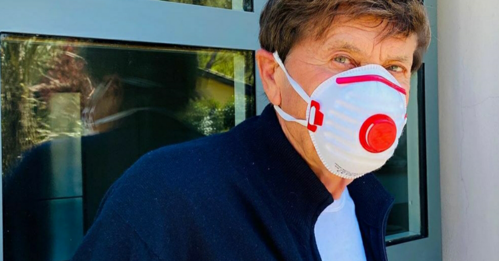 Gianni Morandi indossa la mascherina “egoista”, è polemica
