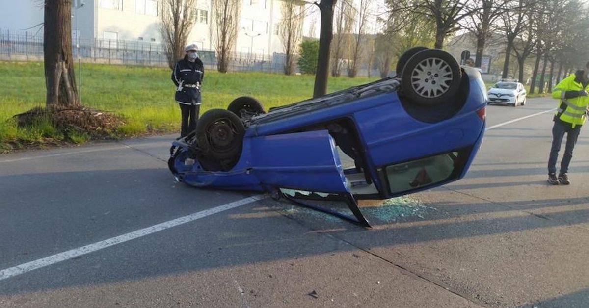 Torino, infermiera torna dal turno di notte e si ribalta: ferite lievi