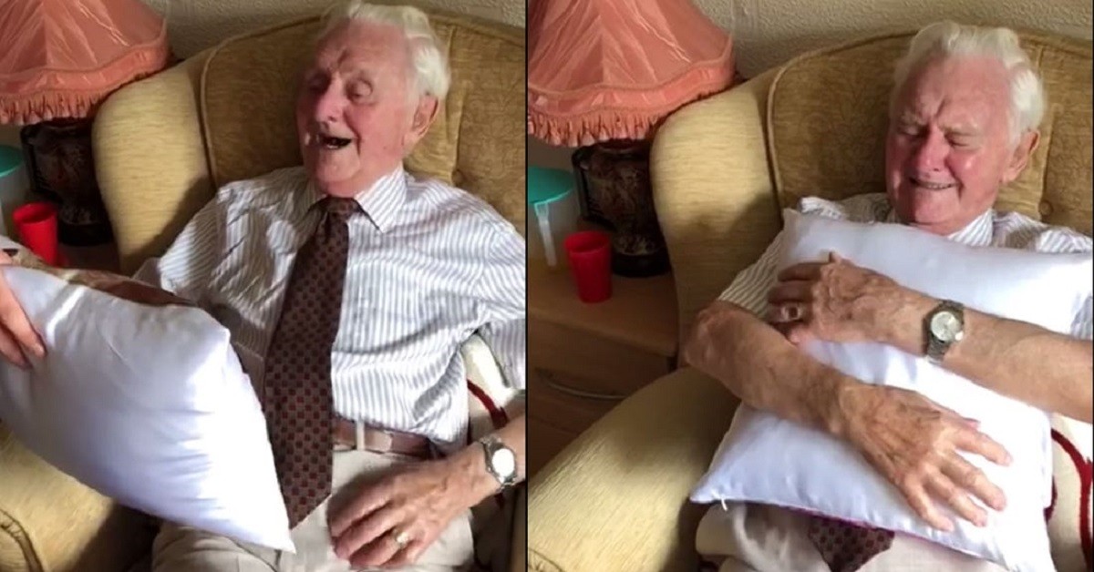 Ken Benbow riceve un cuscino con la foto della defunta moglie Ada