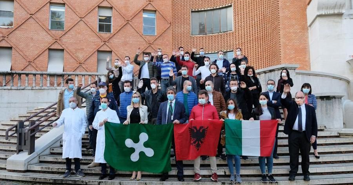 Brescia, medici albanesi festeggiano in hotel: multati e denunciati