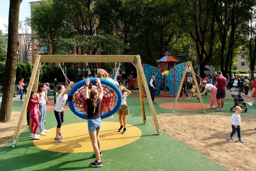 Bambini al parco giochi