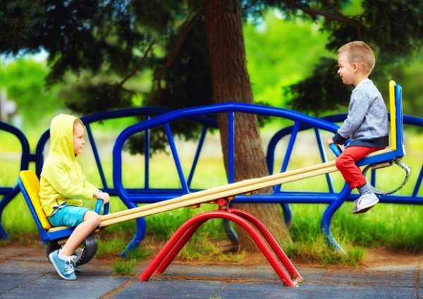 Bambini al parco giochi