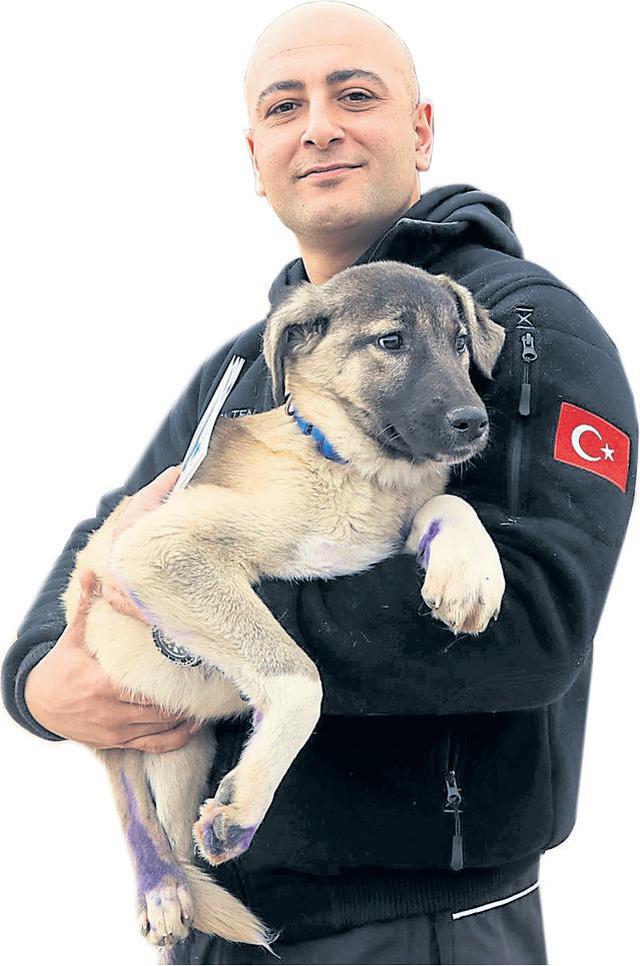 Burak Ökten e il cane salvato