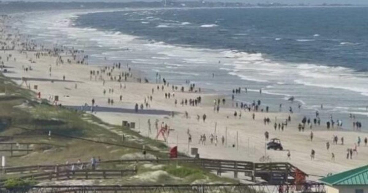Coronavirus, in Florida riaprono le spiagge: le immagini definite folli