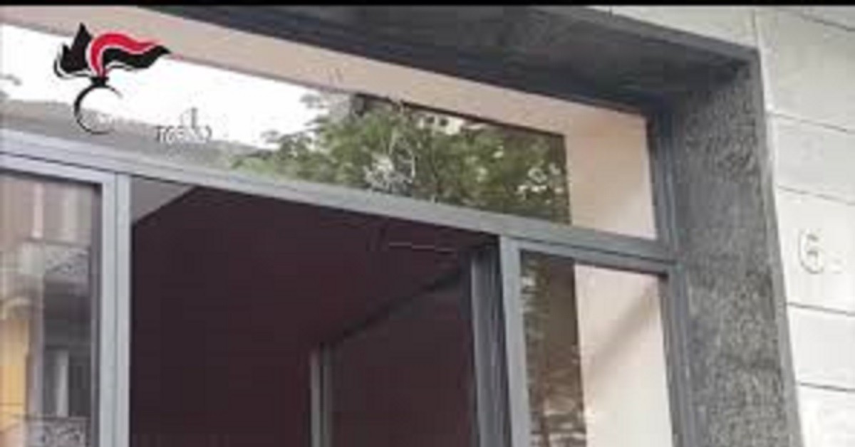 Chivasso porta a spasso il cane e spara contro una porta di vetro