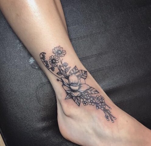 Tatuaggio floreale sulla caviglia