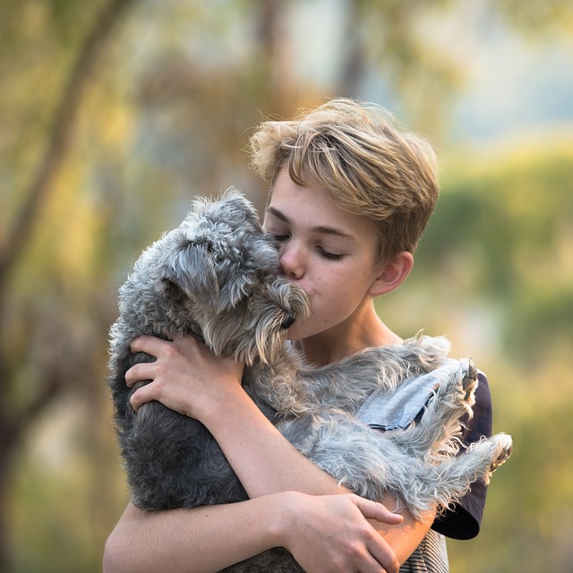 Bambino abbraccia il suo cane