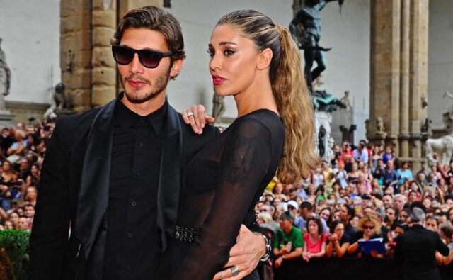 Belen Rodriguez e Stefano de martino abbracciati