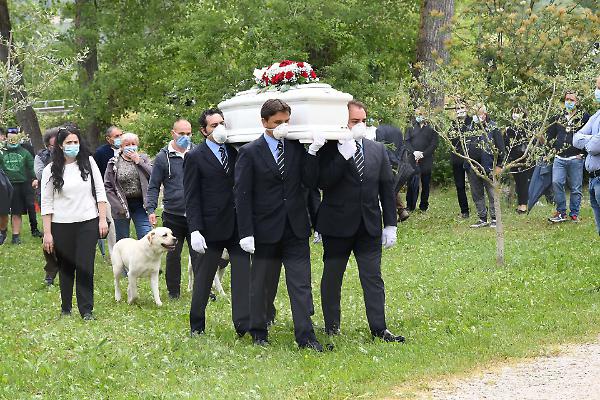 Foligno, celebrati i funerali di Greta