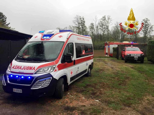 Novara si tuffa per salvare cane