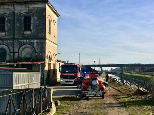 Novara si tuffa per salvare cane