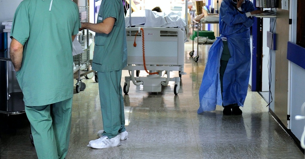 Varese, ustioni al torace per una bimba di 16 mesi: trasportata d’urgenza in ospedale