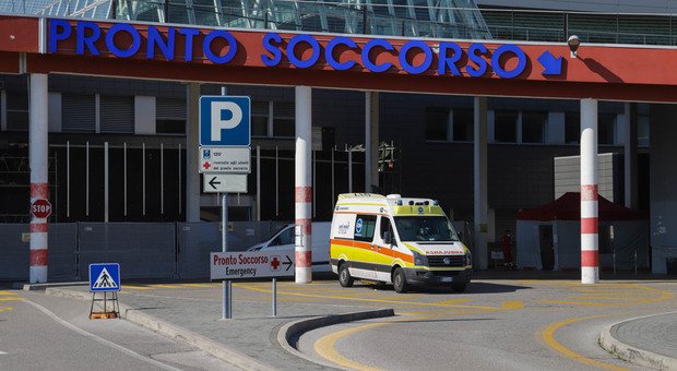 Venezia bimbo ingoia una vite