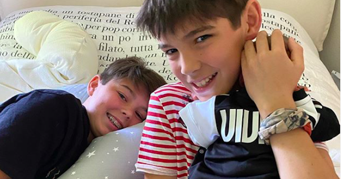Alena Seredova pubblica la prima foto dei tre figli insieme: Vivienne Charlotte vestita bianconero