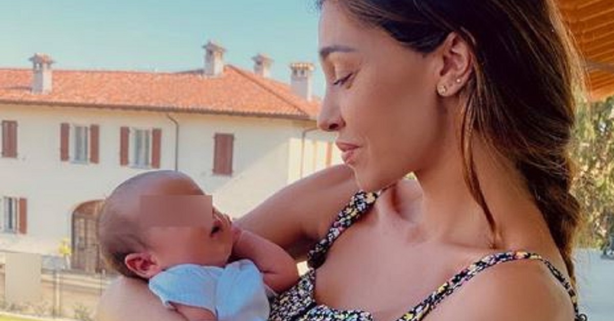 Belen Rodriguez con un bebè tra le braccia