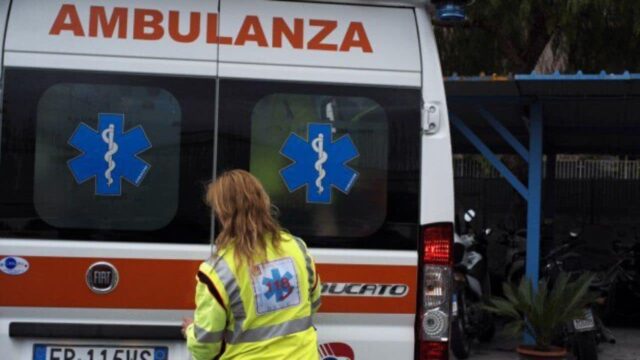 Bambino morto incastrato in un cassonetto a Bergamo