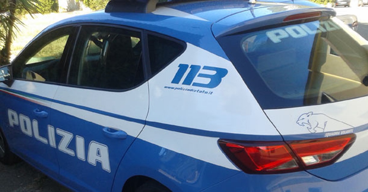 Cane poliziotto fiuta la marijuana, i poliziotti arrestano lo spacciatore