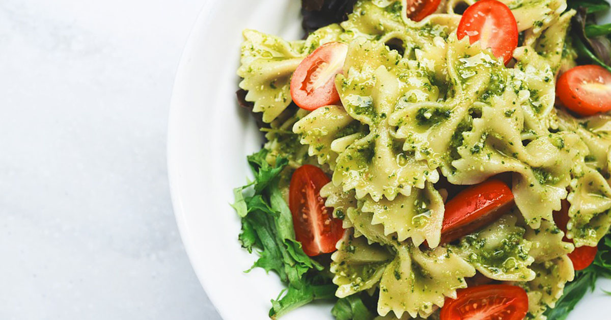 Pasta con pesto di pistacchi, mozzarella e pomodori secchi