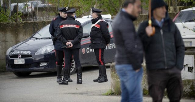 Il figlio uccide il padre per salvare la madre