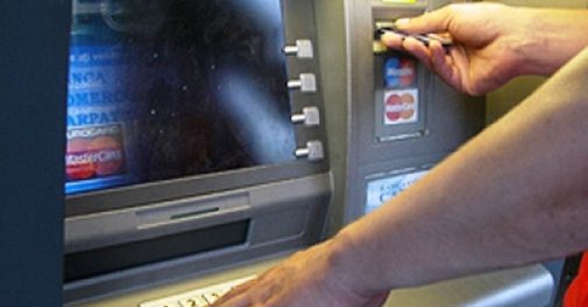 Donna muore per Coronavirus, l’amica le ruba il bancomat e le svuota il conto: denunciata