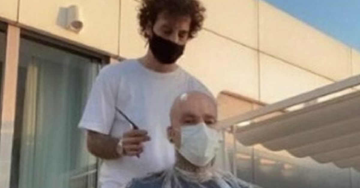 Fedez scherza sul suo cambio look