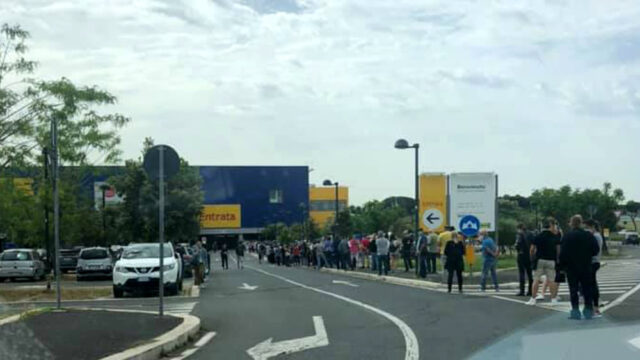 Ikea Roma Anagnina fila chilometrica fuori il negozio
