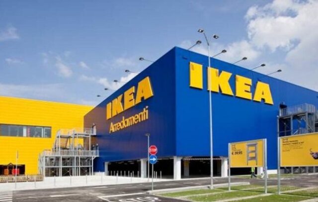 Ikea Roma Anagnina fila chilometrica fuori il negozio