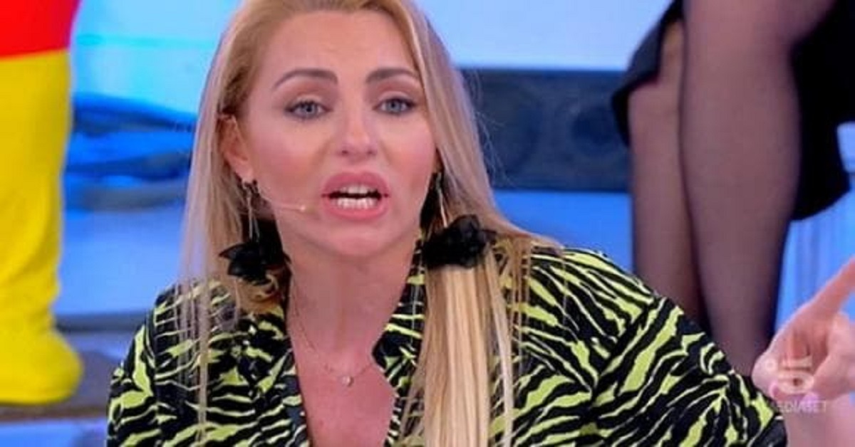 Uomini e Donne, Gianni Sperti accusa Veronica Ursida di incontri furtivi nel parcheggio