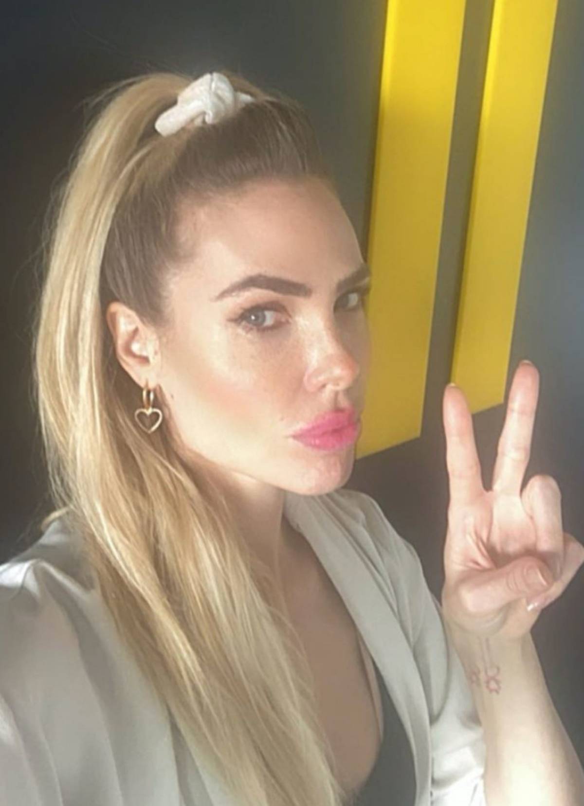 Ilary Blasi con lo scrunchie