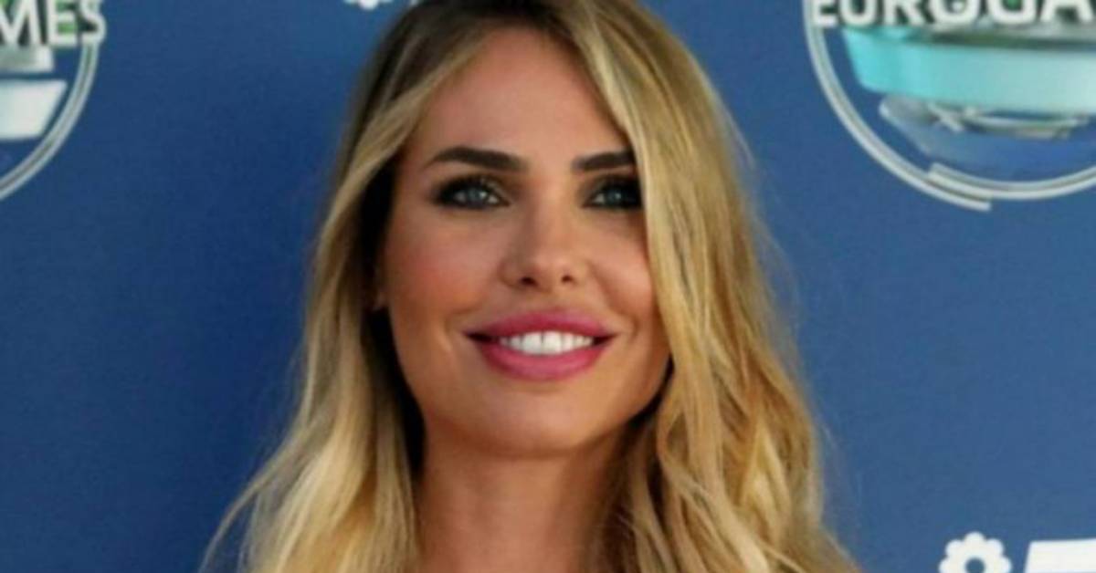 Ilary Blasi al naturale e senza trucco, con uno scrunchie tra i capelli
